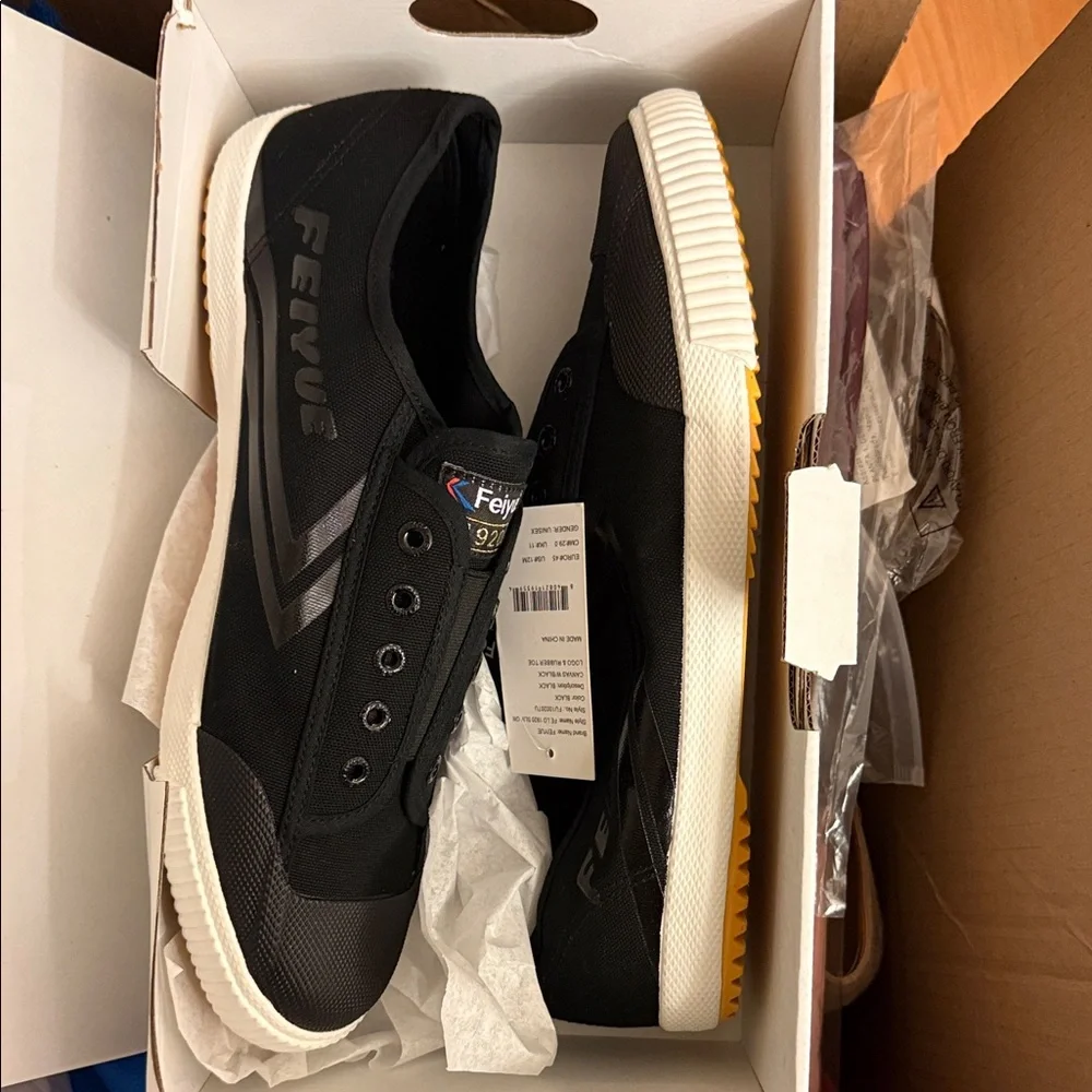 Feiyue Black and White Men's Sneakers - Picture 1 of 2